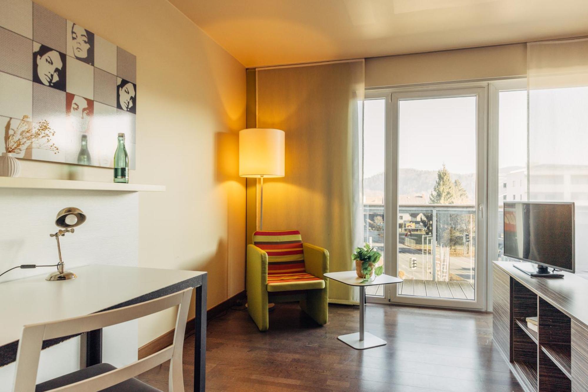 แฮรีส์ โฮม กราซ โฮเทล แอนด์ อพาร์ตเมนต์ Hotel ภายนอก รูปภาพ